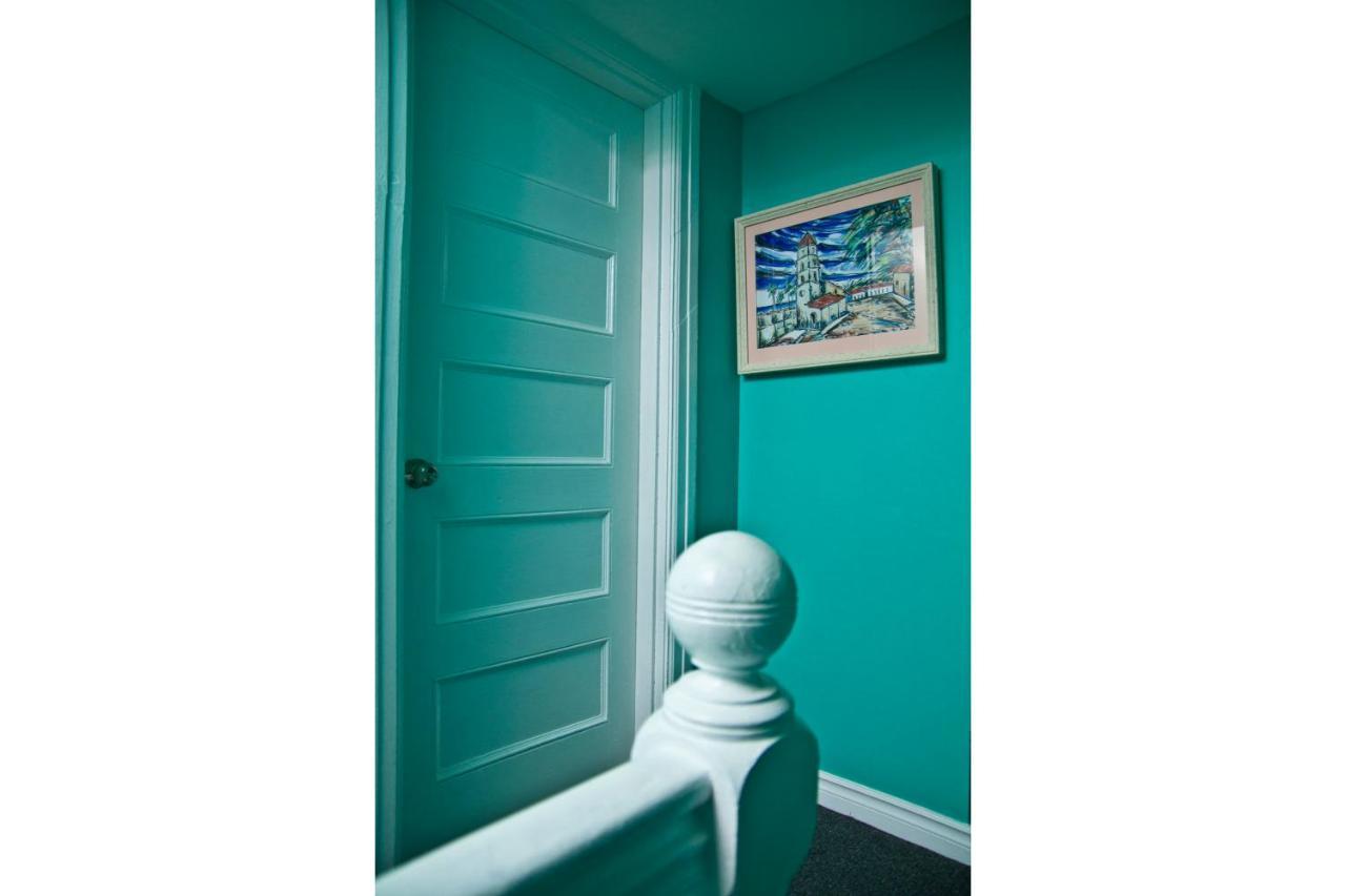 Colour Cube Guest House Toronto Downtown East Экстерьер фото